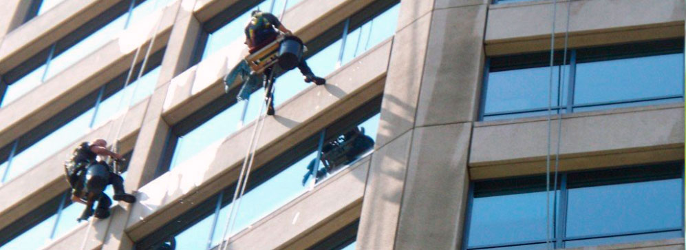 Як швидко помити вікна в офісі на висоті - Клінінг Пратнер